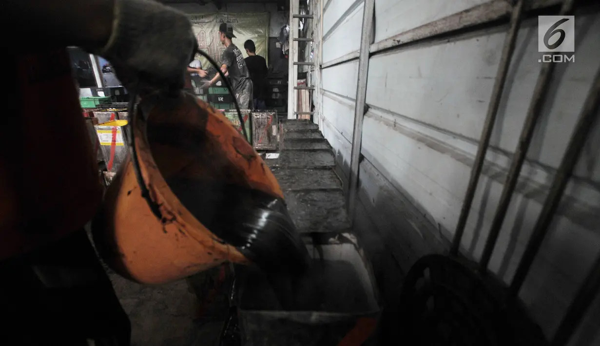 Pekerja saat memasukkan cincau hitam ke dalam kaleng di pabrik SR Purna Jaya, Jakarta, Kamis (9/5). Permintaan cincau hitam saat bulan Ramadan melonjak hingga 3 kali lipat dari bulan biasanya. (merdeka.com/Iqbal S. Nugroho)