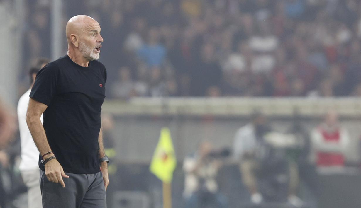 Ekspresi pelatih AC Milan, Stefano Pioli, saat melawan Genoa pada pekan ke-8 Serie A 2023/2024 di Stadion Luigi Ferraris, Minggu (8/10/2023). George Puscas yang mampu menembus pertahanan Milan mempunyai ruang untuk melepas tendangan. Namun Giroud dengan cekatan maju ke depan dan berhasil menangkap bola. (Tano Pecoraro/LaPresse via AP)