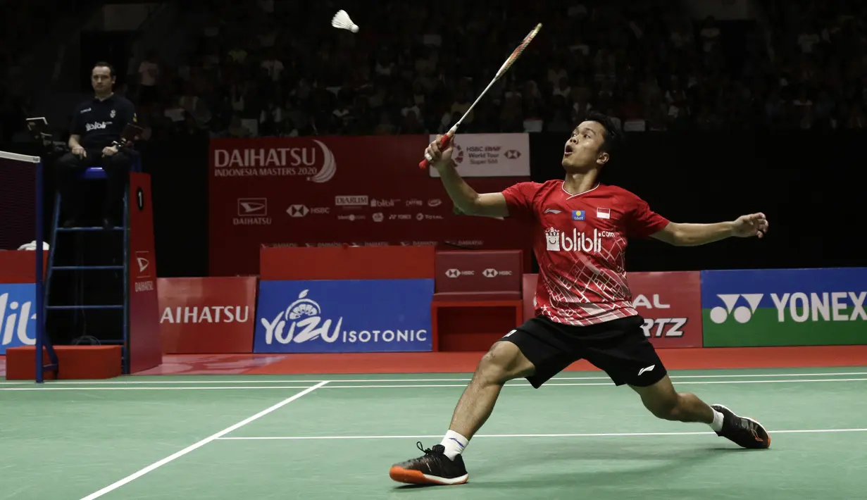 Tunggal putra Indonesia, Anthony Sinisuka Ginting, saat menghadapi wakil Denmark, Viktor Axelsen, pada laga Indonesia Masters 2020 di Istora Senayan, Jakarta, Sabtu (18/1). Anthony Ginting menang dengan skor 22-20 dan 21-11. (Bola.com/Yoppy Renato)