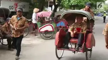 Agar terlihat rapi, para sopir becak ini diberi seragam batik oleh Wali Kota Solo.