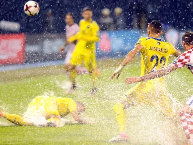 Para pemain Kroasia dan Kosovo berebut bola saat lapangan penuh genangan air pada laga Grup I kualifikasi Piala Dunia 2018 di Stadion Maksimir, Zagreb, (2/9/2017). (AFP/ STR)