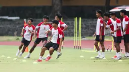 Pemain Timnas Indonesia melakukan latihan resmi jelang laga terakhir Grup B Piala AFF 2024 melawan Filipina di Stadion Sriwedari, Solo, Jawa Tengah, Jumat (20/12/2024). (Bola.com/Abdul Aziz)