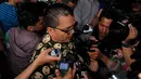 Pengamat hukum, Denny Indrayana saat tiba di Gedung KPK, Jakarta, Selasa (17/2/2015). Kedatangan Denny untuk membahas berbagai persoalan yang kini dihadapi KPK bersama pimpinan KPK. (Liputan6.com/Faisal R Syam)