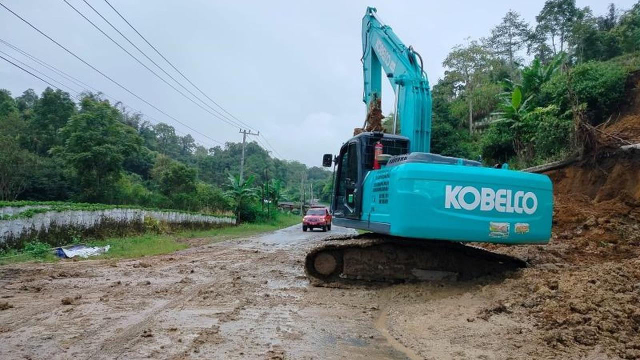 Hutama Karya Kerahkan Puluhan Alat Berat Percepat Pembukaan Jalan Padang-Bukittinggi Akibat Longsor