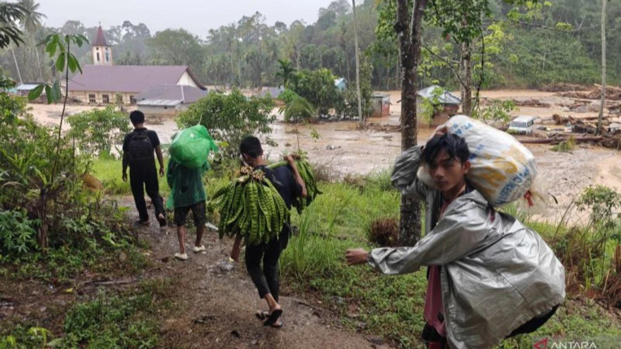 Ini Kendala Evakuasi Warga Hutanabolon Tapanuli Tengah, Daerah Luluh Lantak hingga Kayu Gelondongan Terseret Banjir Bandang