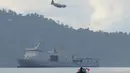 Pesawat kargo C-130 Filipina terbang di atas kapal angkatan laut Filipina BRP Tarlac terlihat saat latihan militer gabungan Filipina-AS tahunan di sebuah Pelabuhan laut di kota Casiguran, provinsi Aurora (15/5). (AFP Photo/Ted Aljibe)