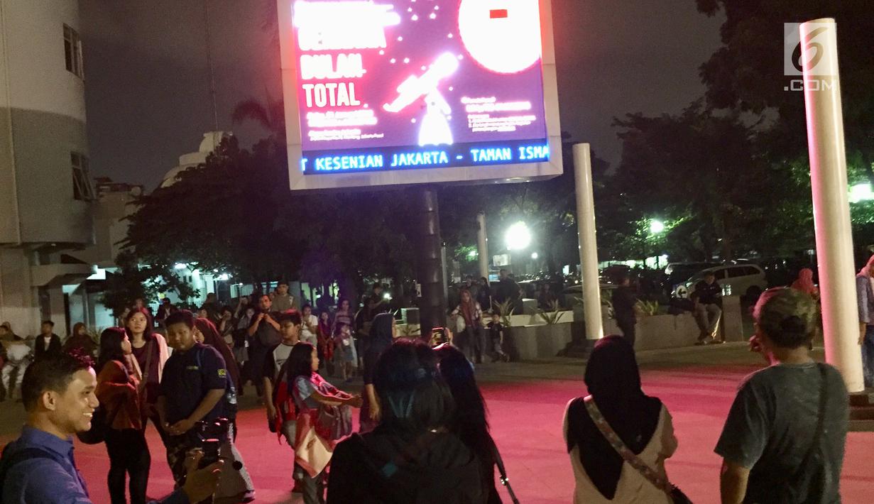 Sejumlah pengunjung memadati sekitaran TIM untuk menyaksikan berlangsungnya fenomena gerhana bulan total, Jakarta, Rabu (31/1). Para pengunjung antusias untuk nonton bareng fenomena Super Blue Blood Moon ini. (Liputan6.com/Immanuel Antonius)
