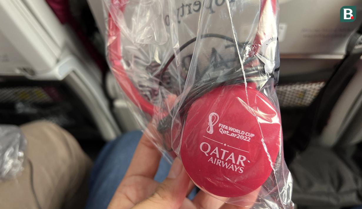 <p>Salah satu fasilitas yang diberikan dalam perjalanan yakni headphone memiliki tulisan Piala Dunia 2022dibagian telinga. (Bola.com/Ade Yusuf Satria)</p>
