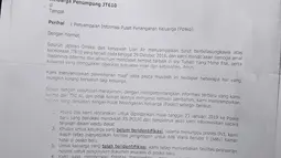 Keluarga korban Lion AIR JT 610 menunjukkan surat pemindahan di hotel kawasan Cawang, Jakarta, Rabu (23/1). Puluhan keluarga korban memilih bertahan meski telah diusir oleh pihak hotel yang menjadi posko pencarian. (Liputan6.com/Herman Zakharia)