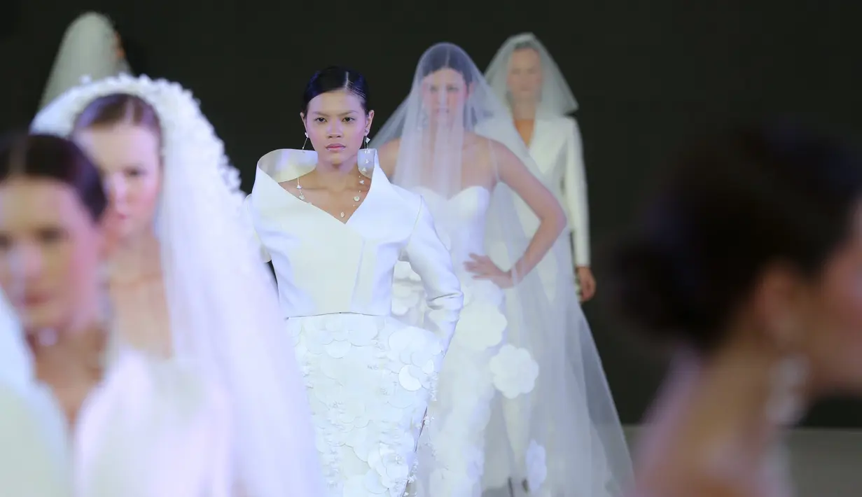 Adeline Esther menampilkan deretan bridal gouwn dengan model romantis hingga dramatis.  [Foto: Daniel Kampua]