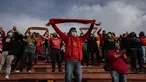 Penggemar klub Union Espanola menghadiri pertandingan di dalam stadion Santa Laura, di Santiago, Chile, Sabtu (14/8/2021). Setelah lebih dari satu tahun lockdown, penggemar diizinkan kembali ke stadion pada akhir pekan ini di tengah protokol kesehatan dan jarak sosial yang ketat. (AP/Esteban Felix)