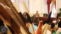 Presiden Joko Widodo saat menerima Aliansi Masyarakat Adat Nusatara di Istana Negara, Jakarta, Rabu (22/3). Dalam pertemuan tersebut dibahas persoalan tanah adat. (Liputan6.com/Angga Yuniar)