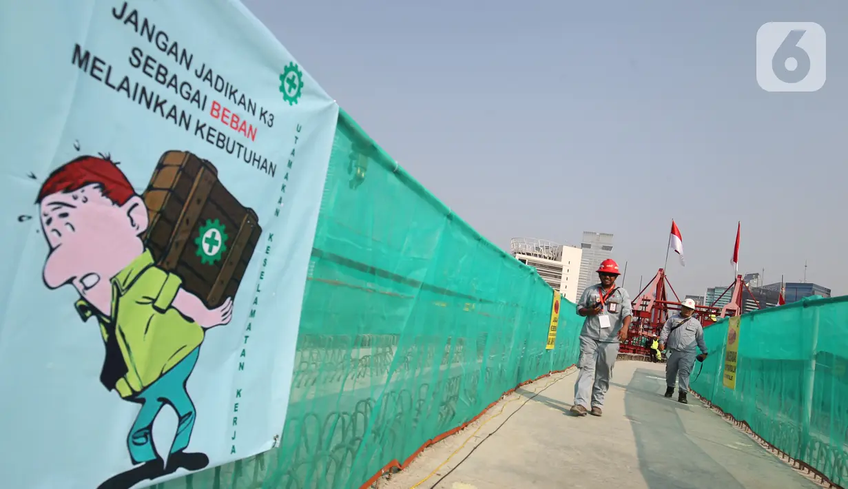 Pekerja berjalan di jembatan lengkung bentang panjang atau long span pada proyek LRT Jabodebek, kawasan Kuningan, Jakarta, Senin (11/11/2019). Panjang bentang utama long span mencapai 148 meter dengan beban pengujian pondasi seberat 4.400 ton. (Liputan6.com/Angga Yuniar)