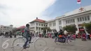 Berkeliling di sekitar Kota Tua akan semakin menarik dengan menggunakan sepeda, Jakarta, Jumat (25/12/2015). Para pengunjung bisa menyewa sepeda yang banyak dijajakan di sekitar kawasan Kota Tua. (Liputan6.com/Angga Yuniar)