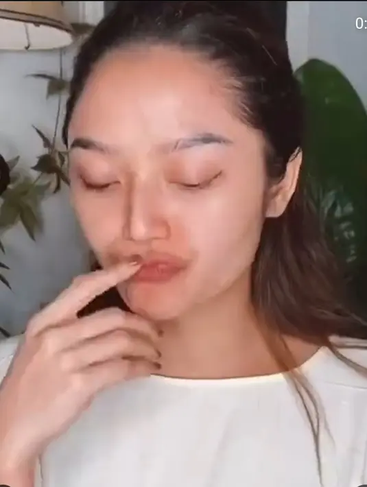 Lewat unggahan Instagram pribadinya, Sibad memang kerap mengunggah potret wajah dengan makeup. Namun ada beberapa momen saat ibu Xarena Zenata Denallie Baharudin ini tak mengenakan makeup sama sekali. Seperti saat berada di bathub hingga bikin konten. (Liputan6.com/IG/@sitibadriahh).