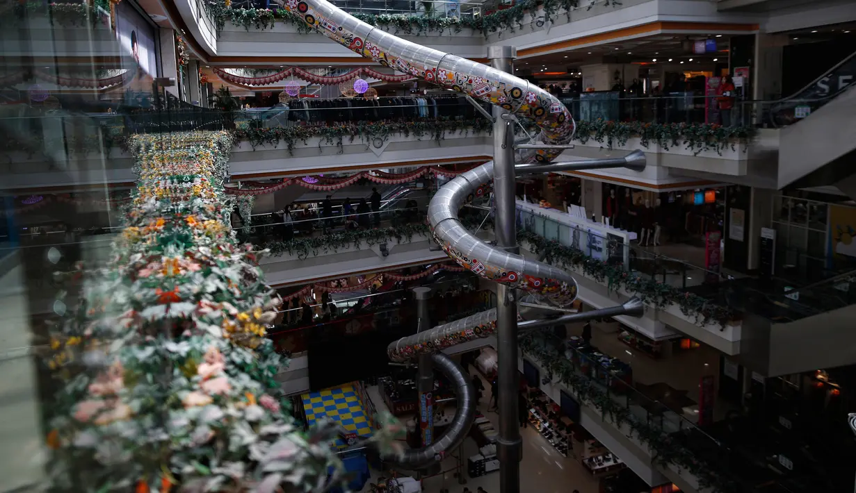 Sebuah perosotan setinggi lima lantai dibangun di dalam salah satu pusat perbelanjaan di Shanghai, China, Selasa (16/2). Wahana permainan sepanjang 20 meter itu dibuka untuk umum pada 22 Februari mendatang. (REUTERS/Aly Song)