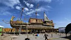 Perahu Viracocha III dipamerkan kepada publik di Pantai Chinchorro di kota Arica, Chili (5/2). Perahu ini terbuat dari rumput totora atau sejenis alang-alang. (AFP Photo/Ignacio Munoz)