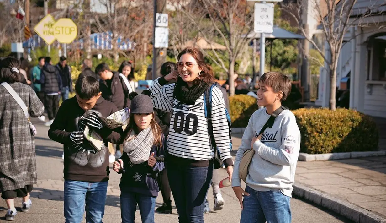Potret liburan keluarga Donna Agnesia (Instagram/dagnesia)