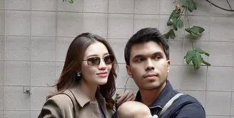 Jadi seorang ibu bukan halangan bagi Aaliyah Massaid dalam bekerja. Ia masih aktif berkarya dengan gaya stylish yang jadi inspirasi para ibu muda. [@aaliyah.massaid]