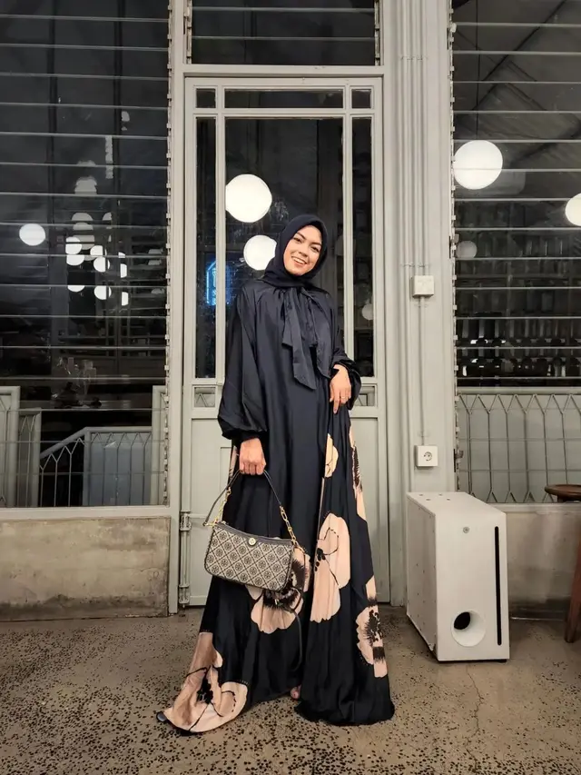 [Fimela] Rizma si guru cantik