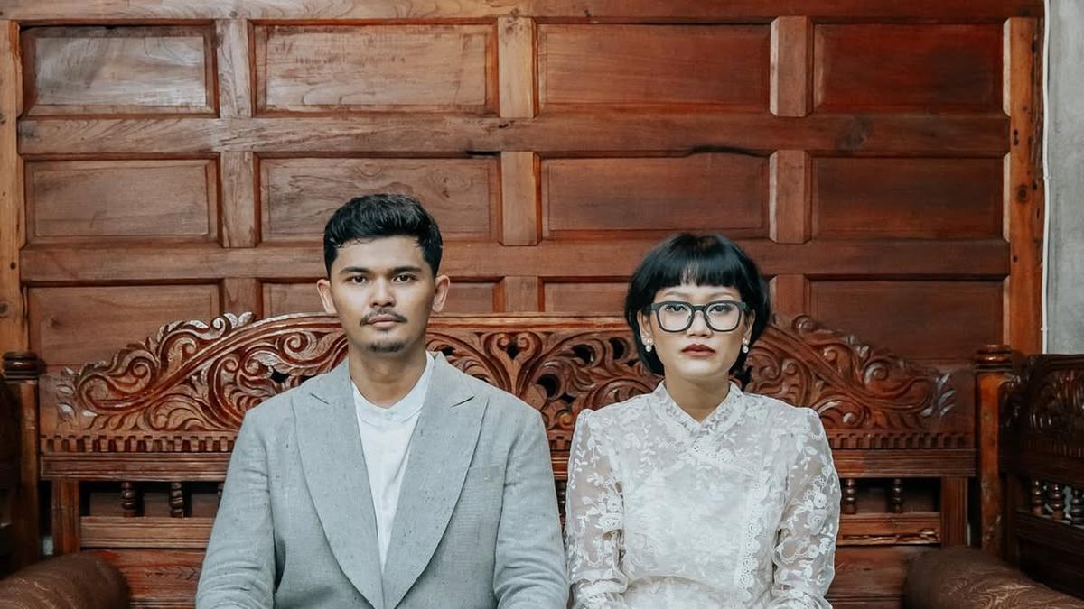 Pesan Manis pada Kain Batik Aci Resti Saat Menikah dengan Shadu Rasjidi, Padukan dengan Kebaya Janggan dan Sandal