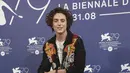 Timothee Chalamet berpose untuk fotografer pada sesi pemotretan untuk film 'Bones and All' selama Venice Film Festival 2022 ke-79 di Venesia, Italia (2/9/2022). Timothée Chalamet juga tampil mengenakan sepatu bot hitam setinggi shin, bersama dengan kalung rantai perak dan cincin koordinasi. (Photo by Joel C Ryan/Invision/AP)