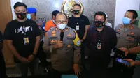 Polisi di Surabaya tangkap pelaku penganiayaan sang pacar di apartemen (Foto: Liputan6.com/Dian Kurniawan)