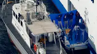 Kapal patroli Japan Coast Guard mengevakuasi penumpang dan kru kapal pesiar Diamond Princess ke rumah sakit di lepas pantai Yokohama, Jepang, Rabu (5/2/2020). Sebanyak 3.700 orang di kapal pesiar tersebut akan dikarantina selama 14 hari terkait virus corona. (Hiroko Harima/Kyodo News via AP)