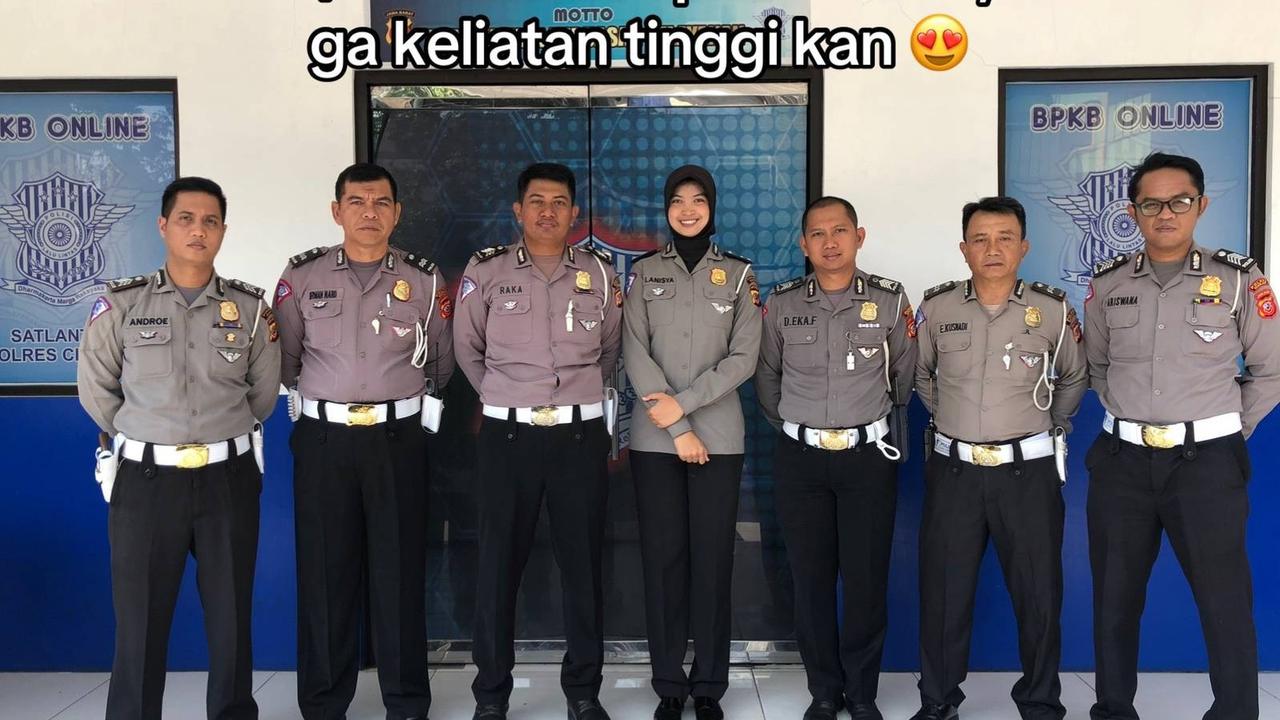 Punya Bandan Super Jangkung, Momen Kebersamaan Polwan dengan Rekannya Ini Curi Perhatian