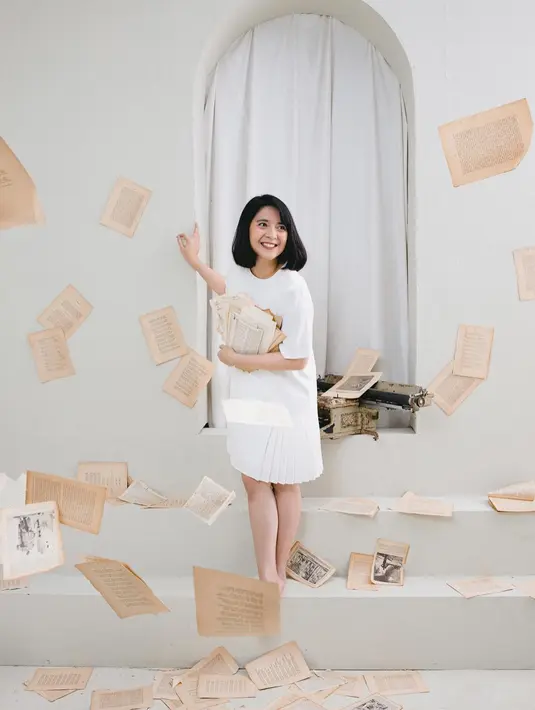 Dalam balutan dress putih sederhana, aksen drapery pada bagian tepi memberi kesan spesial pada penampilan Marchella. (Foto: Marchella FP/ Instagram)