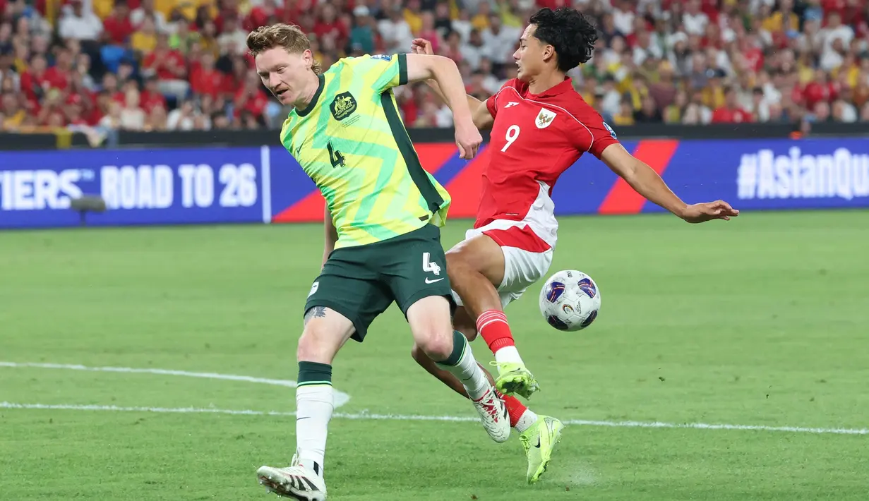 Pemain Timnas Indonesia Rafael Struick (kanan) berebut bola dengan Kye Rowles (Australia) pada putaran ketiga pertandingan sepak bola kualifikasi Piala Dunia 2026 zona Asia di Stadion Allianz, Sydney pada Kamis 20 Maret 2025. (DAVID GRAY/AFP)