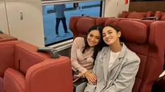 Ririn Ekawati dan Rini Yulianti merupakan kakak beradik yang sudah sejak lama berkarier di dunia hiburan. Kini keduanya sudah memiliki rumah tangga masing-masing dan buah hati yang tumbuh semakin besar. Meski sudah berumah tangga masing-masing, keduanya kerap tampil kompak.(Liputan6.com/IG/@ririnekawati)