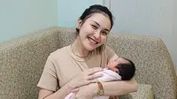 Ayu Ting Ting momong Razeta Sumehra Fachrizal, anak pertama Asyifa Nuraini (Foto: IG @ayutingting92)