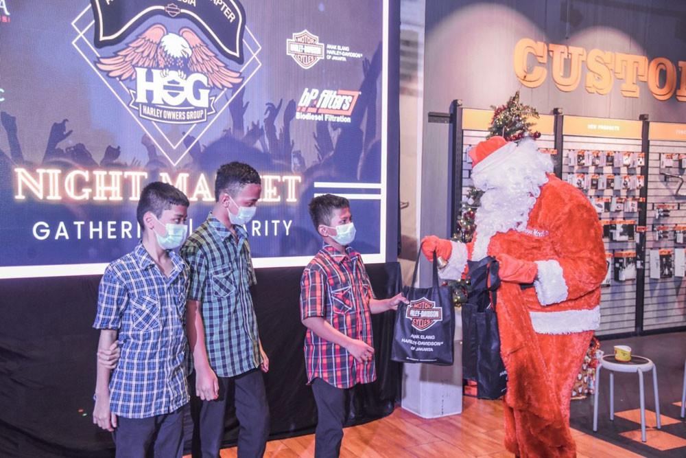 Santa Claus membagikan bingkisan kepada anak yatim (HOG Anak Elang Jakarta)
