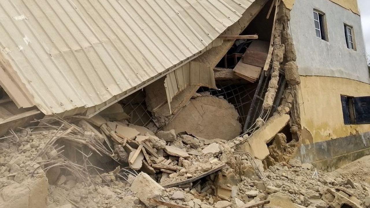 Badan Manajemen Darurat Nasional Nigeria (NEMA) mengonfirmasi bahwa setidaknya 40 siswa yang terjebak telah berhasil diselamatkan dan segera dilarikan ke rumah sakit setempat untuk mendapatkan perawatan medis. Foto: REUTERS / Joshua Inusa<br>