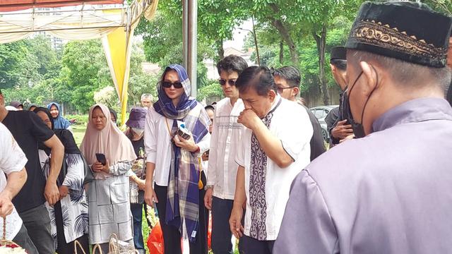 Prosesi pemakaman ibu Maxime Bouttier, Siti Purwanti berlangsung haru. Hadir juga kekasih Maxime Luna Maya yang setia mendampingi dan menguatkan. Berikut beberapa potret pemakaman Siti Purwanti.