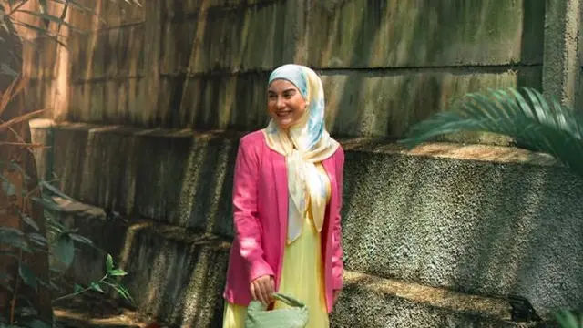 7 Potret OOTD Bumil Irish Bella yang Selalu Tampil Cantik dan Stylish