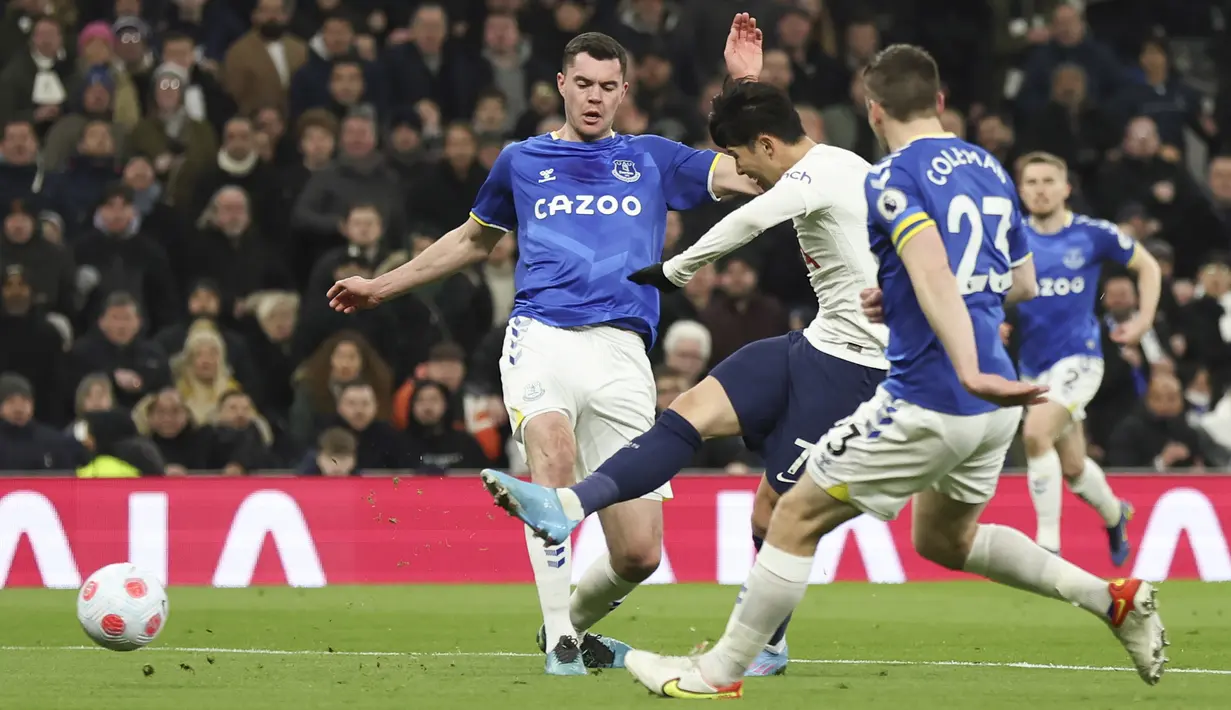 Sementara untuk Everton, hasil ini bikin mereka semakin terpuruk di peringkat ke-17. The Toffees mengumpulkan 22 angka terpaut satu poin dari Burnley di zona degradasi. (AP/Ian Walton)