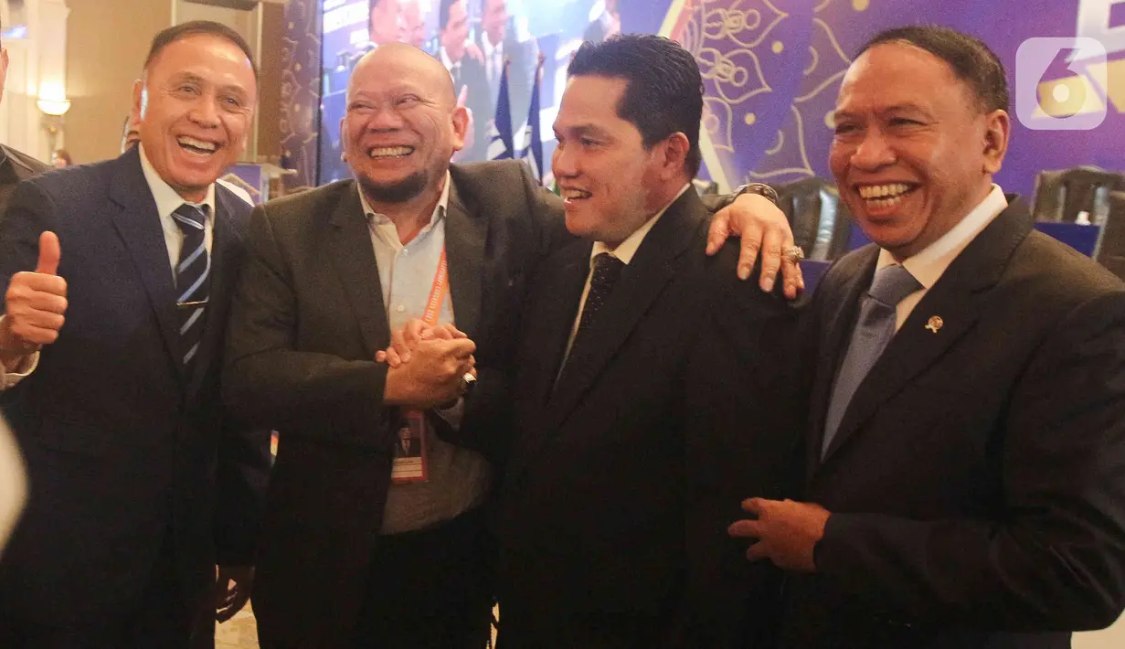 Dua calon ketua umum PSSI, La Nyalla Mattaliti dan Erick Thohir (tengah) berpelukan di hadapan rekan media dan tamu yang hadir pada Kongres Luar Biasa (KLB) PSSI di Hotel Shangri-La, Jakarta Pusat, Kamis (16/2/2023). KLB PSSI untuk memilih pengurus baru periode 2023-2027 resmi dimulai dan dibuka oleh Menteri Pemuda dan Olahraga (Menpora), Zainudin Amali. (Liputan6.com/Herman Zakharia)