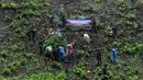 Prajurit Tentara Indonesia  Angkatan Darat memusnahkan tanaman ganja selama selama penggerebekan ladang ganja di Indrapuri, provinsi Aceh, Sabtu (06/07/2026). (AFP/ Chaideer Mahyuddin)