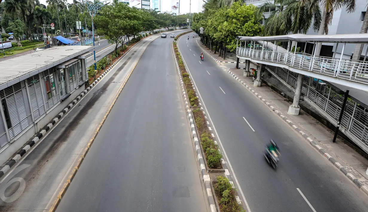 Suasana sepi jalan protokol di kawasan Kuningan, Jakarta, Kamis (16/7/2015). H-1 jelang Lebaran, situasi Ibukota Jakarta sudah sepi ditinggal warganya yang mudik ke kampung halaman. (Liputan6.com/Faizal Fanani)