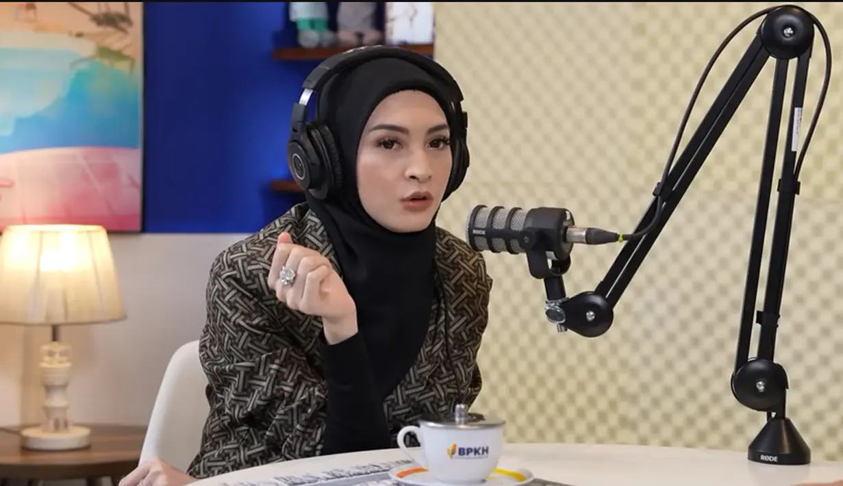 Dari situ, diketahui bahwa ada kista berukuran lima sentimeter dalam rahimnya. Donita disarankan segera menjalani operasi. [Youtube/BPKH RI]