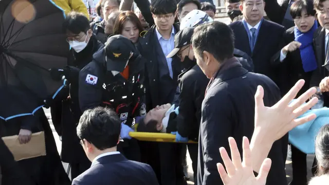 Pemimpin partai oposisi Korea Selatan Lee Jae-myung dibawa ke rumah sakit setelah ditikam di lehar. (AP)
