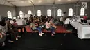 Warga saat mengurus surat pemindahan Tempat Pemungutan Suara (TPS) atau formulis A5 di Kantor KPUD Jakarta Pusat, Jakarta, Senin (8/4). Komisi Pemilihan Umum (KPU) membuka pelayanan bagi warga yang ingin mengajukan pemindahan TPS (formulir A5) hingga 10 April 2019. (merdeka.com/Iqbal S. Nugroho)