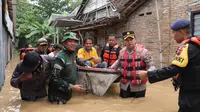 Kapolres Sukoharjo Evakuasi Korban Banjir (Dewi Divianta/Liputan6.com)