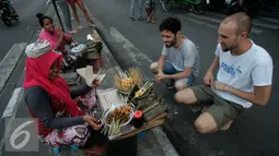 Pedagang sate ayam melayani pembeli di Jalan Malioboro, Yogya, Kamis (4/8). Makanan cepat saji ini banyak dijual di sepanjang Jalan Malioboro dengan harga yang terjangkau. (Liputan6.com/Boy Harjanto)