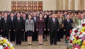 Pemimpin Korea Utara Kim Jong Un didampingi istrinya Ri Sol Ju dan putri mereka Kim Ju Ae, mengunjungi Istana Matahari Kumsusan untuk memperingati Tahun Baru di Pyongyang, Korea Utara, pada Kamis (1/1/2026). (Dok. Kantor Berita Pusat Korea/KCNA)