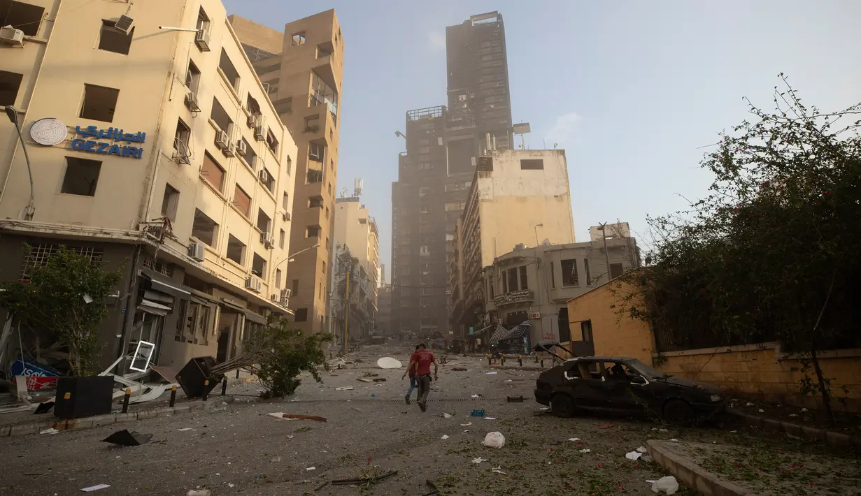 Setelah ledakan dahsyat di Beirut, Lebanon, Selasa (4/8/2020). Kepala Keamanan Umum Lebanon Abbas Ibrahim menyatakan ledakan tersebut berasal dari 2.700 ton amonium nitrat yang telah ditimbun selama enam tahun di gudang pelabuhan. (AP Photo/Hassan Ammar)