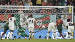 Pemain pertama yang selalu mencetak gol dalam 5 edisi Piala Dunia. Dengan sumbangan 1 gol dari titik penalti ke gawang Ghana yang membawa Portugal menang 3-2, Cristiano Ronaldo tercatat sebagai pemain pertama yang selalu mencetak gol dalam 5 edisi Piala Dunia yang diikuti. Pada edisi 2006 ia mencetak 1 gol, 2010 (1 gol), 2014 (1 gol), 2018 (4 gol) dan pada edisi 2022 ia telah mencetak 1 gol. (AP/Hassan Ammar)