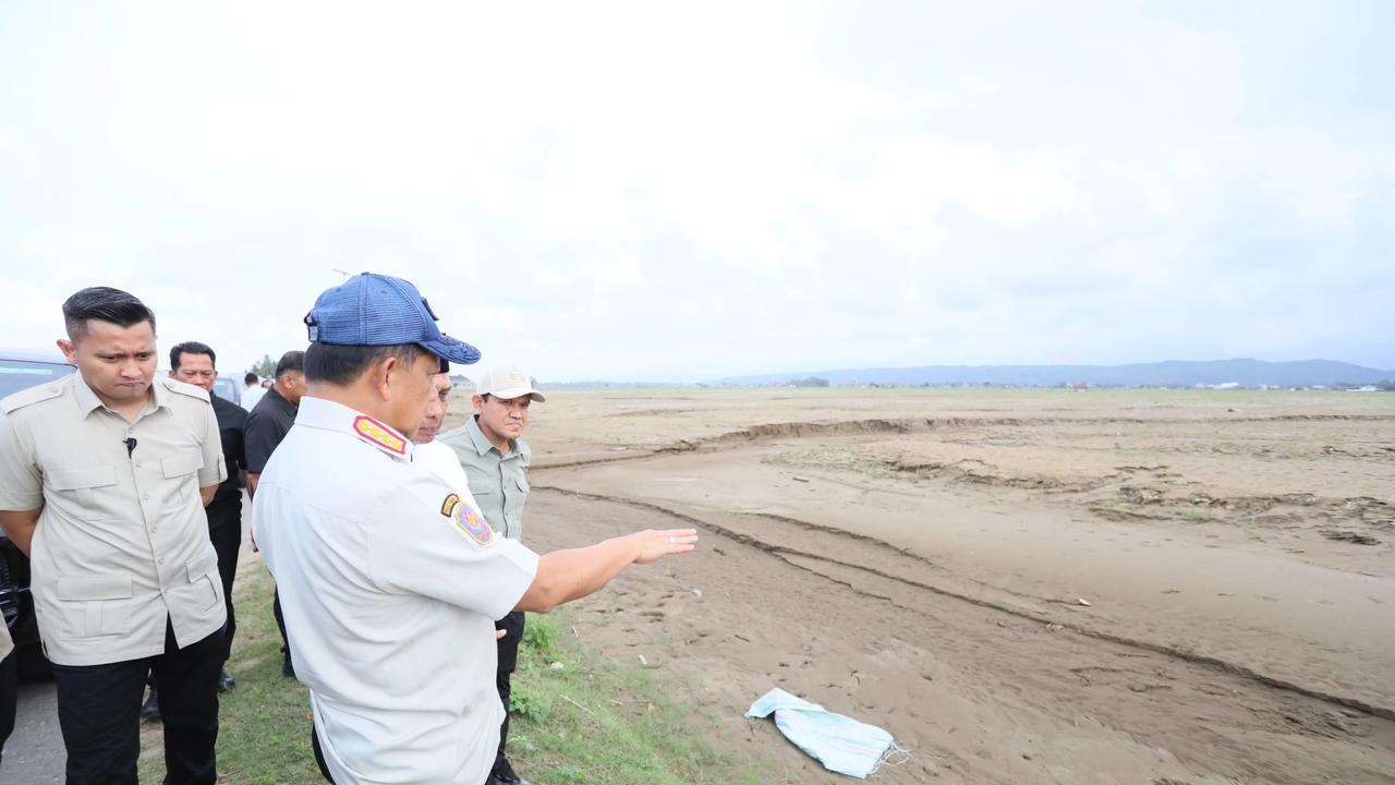 Tito Karnavian meninjau lahan persawahan yang tertutup lumpur akibat banjir di Kecamatan Meurah Dua, Kabupaten Pidie Jaya